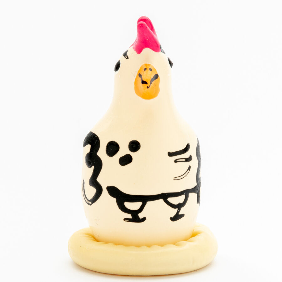 CONDOMERIE - CAMISINHAS DE BRINCADEIRA PINTADAS À MÃO COM ESTAMPA DE GALO ARROGANTE - Image 5